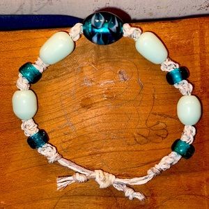 Bracelet made with hemp, has glass beads